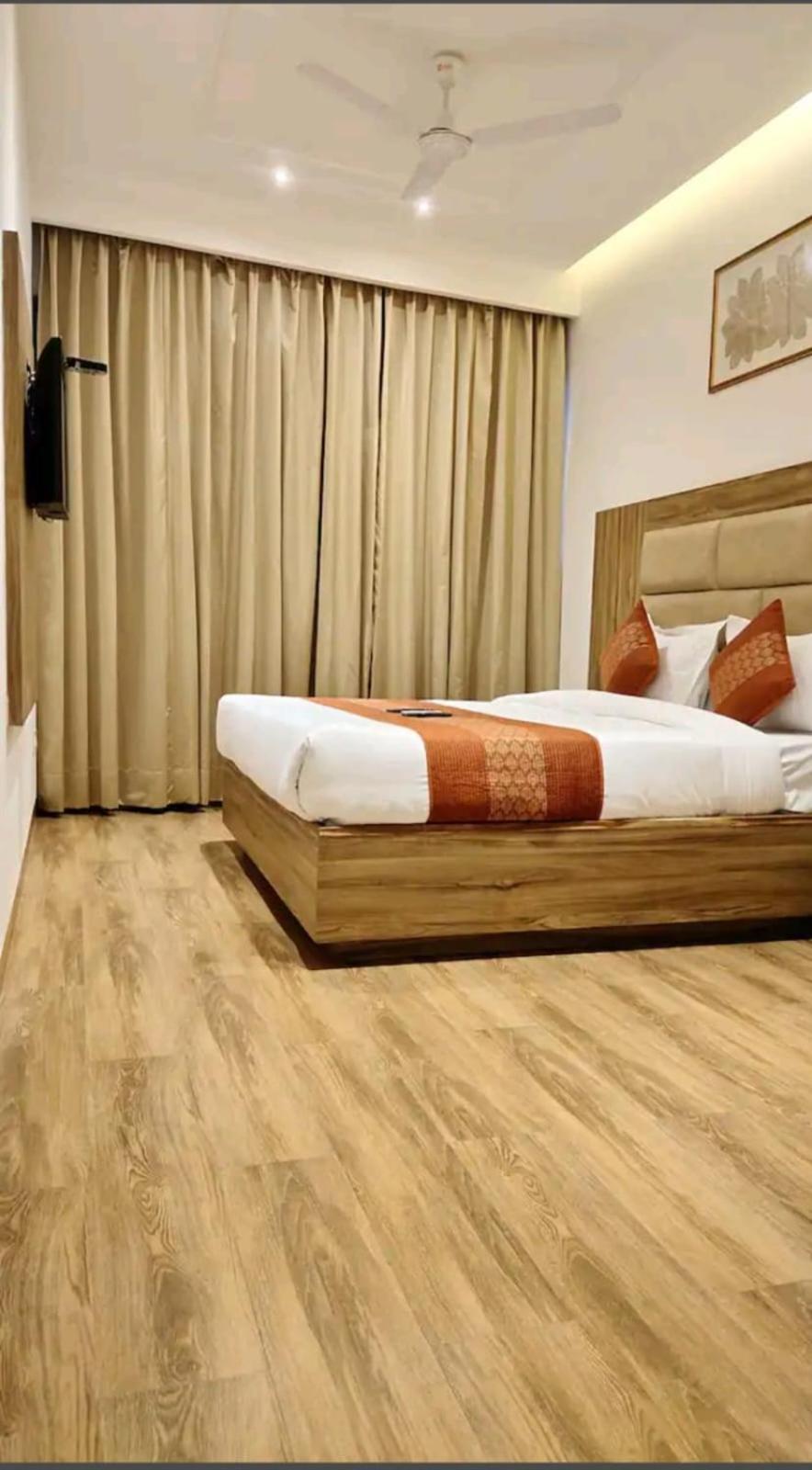 Hotel Pearl Wood Zirakpur Eksteriør billede