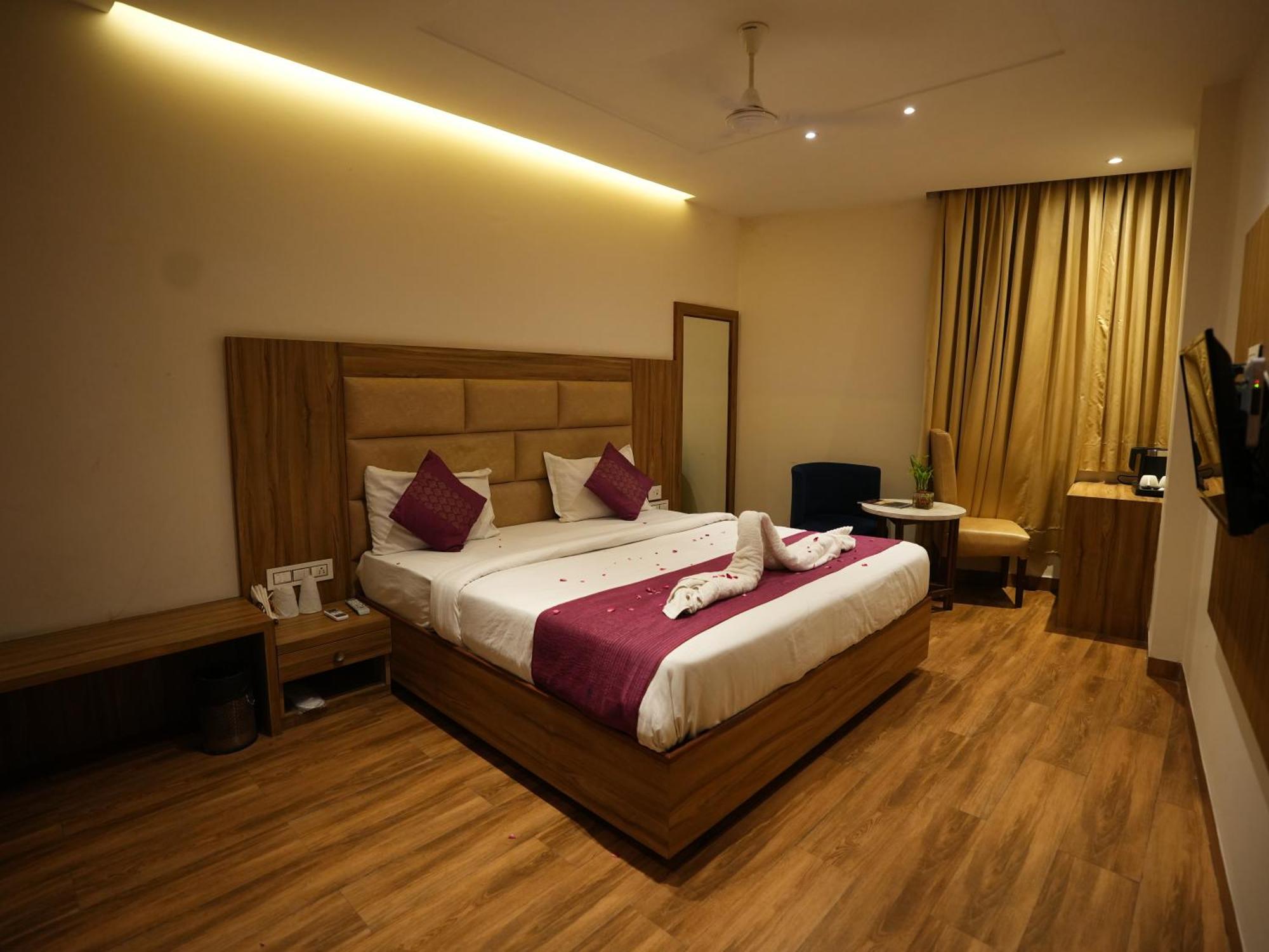 Hotel Pearl Wood Zirakpur Eksteriør billede